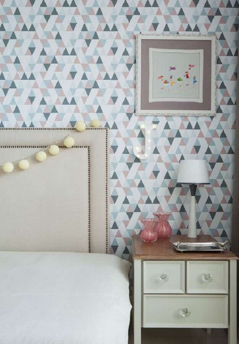 55. Quarto decorado com cabeceira estofada e papel de parede delicado com estampa geom&eacute;trica &ndash; Foto: Casa de Valentina