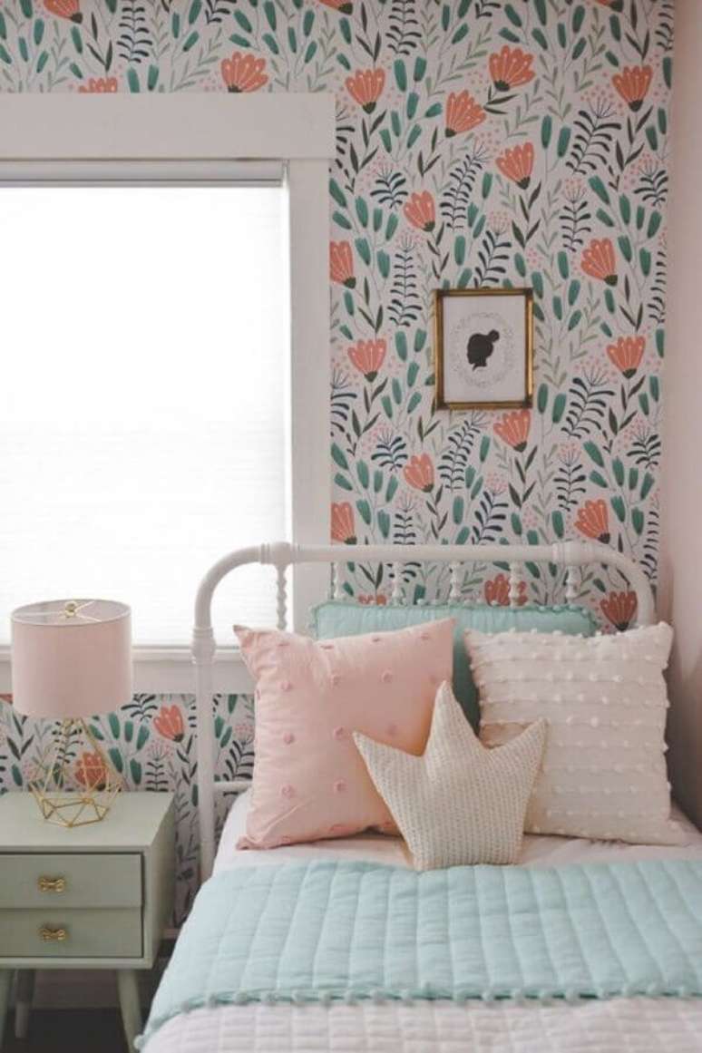 56. Quarto de menina decorado com cama de ferro branca e papel de parede delicado feminino &ndash; Foto: Etsy