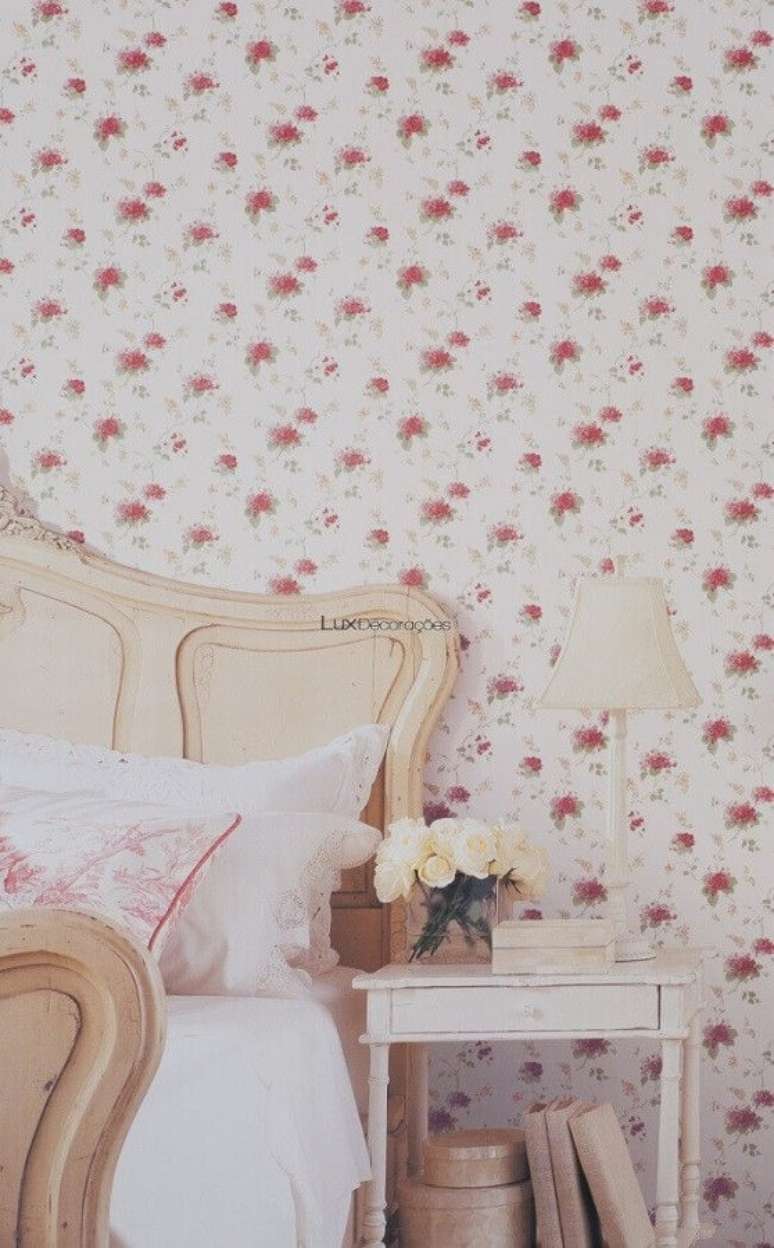 59. Decora&ccedil;&atilde;o rom&acirc;ntica para quarto com papel de parede floral delicado &ndash; Foto: Pinterest
