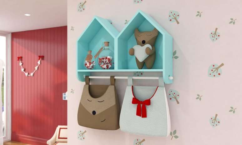 44. Nicho casinha com porta fraldas traz ainda mais praticidade ao quarto do bebê. Fonte: Pinterest