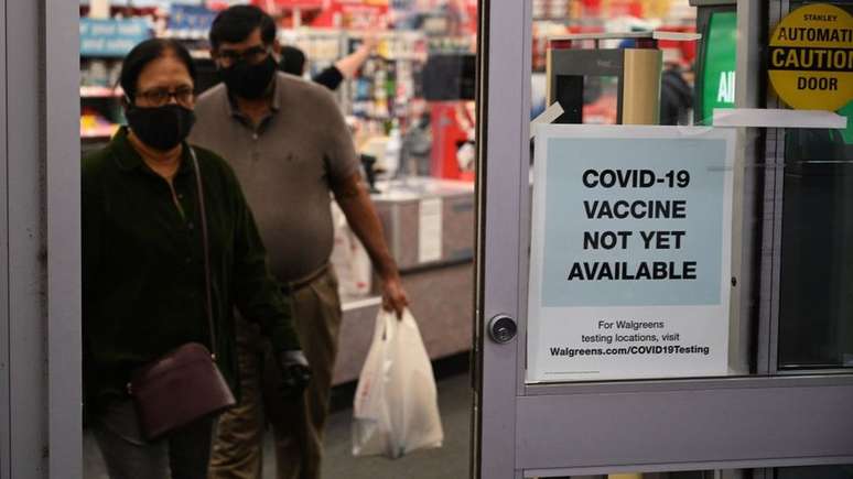 Placa em farmácia na Califórnia diz que 'Vacina para covid-19 ainda não está disponível'