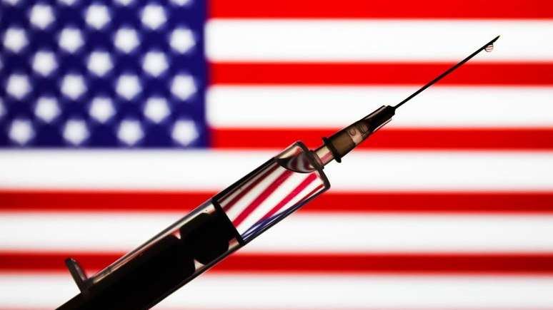Início da vacinação contra covid-19 acontece em um momento em que os EUA já acumulam mais de 300 mil mortes pela covid-19