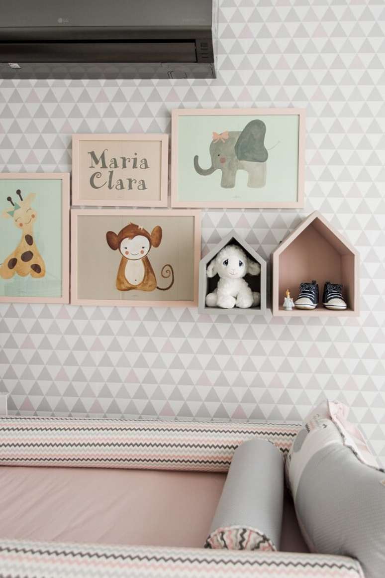 12. Diferentes cores e tamanhos de nicho em formato de casinha podem ser encontrados no mercado. Projeto por Nathalia Bilibio Schwinn