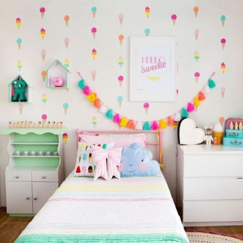 38. A presen&ccedil;a delicada do nicho casinha deixa o quarto ainda mais especial. Fonte: Pinterest