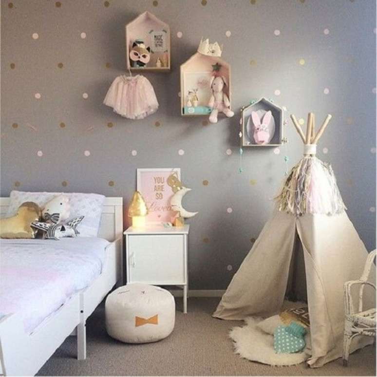 50. O nicho casinha foi alinhado na lateral da cama infantil. Fonte: Pinterest