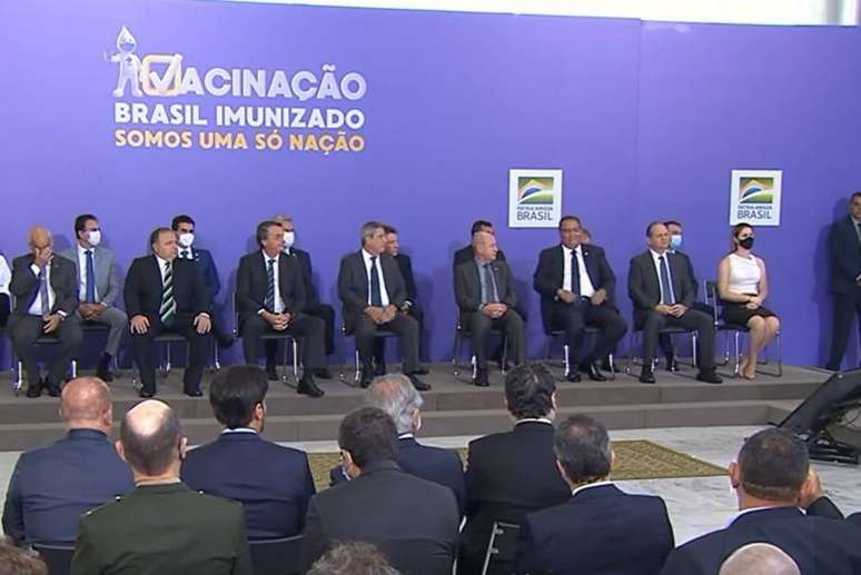 Sem máscara, o presidente Jair Bolsonaro e o ministro da Saúde, Eduardo Pazuello, participaram de evento de divulgação do plano na manhã desta quarta-feira, 16