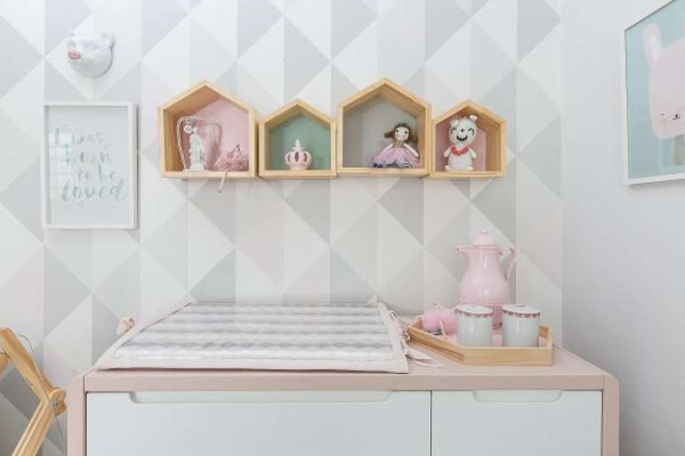 33. Alinhe v&aacute;rios modelos de nicho casinha quarto de beb&ecirc; na parede. Fonte: Pinterest