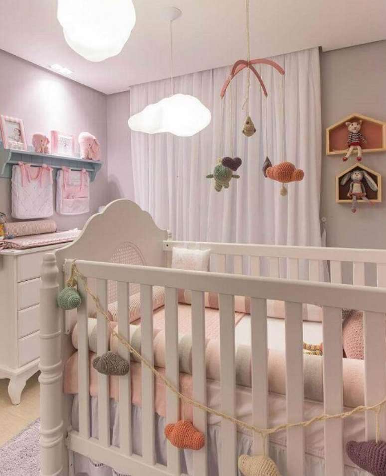 9. Utilize nicho casinha quarto bebê e prateleira para otimizar o espaço. Fonte: Vamos Mamães