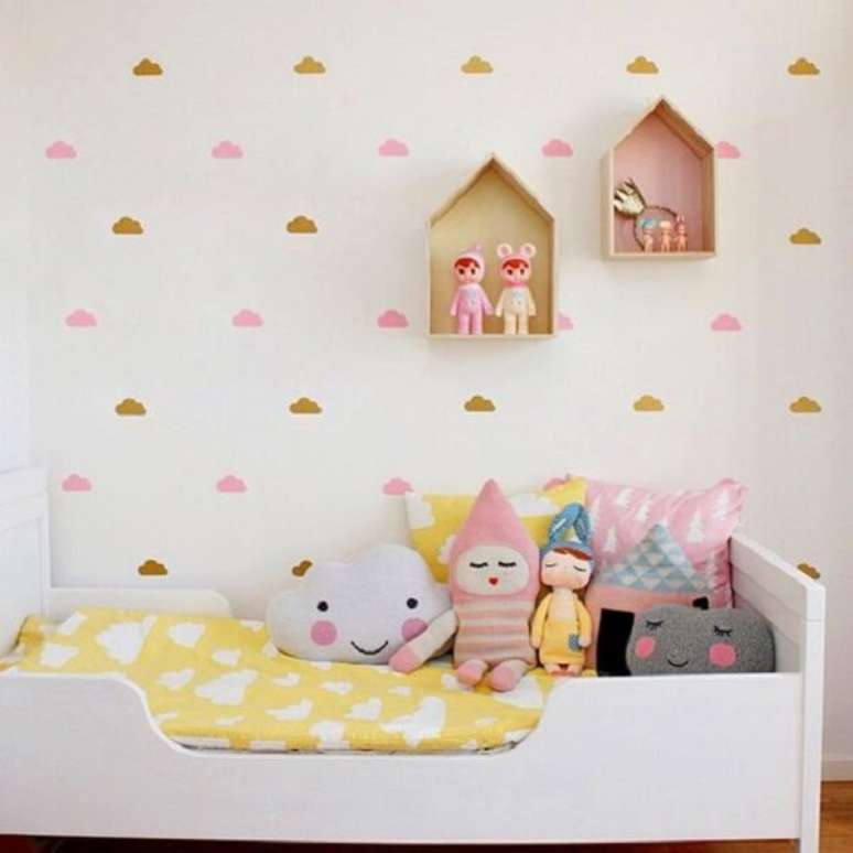 49. O nicho casinha em mdf foi fixado sobre a cama infantil. Fonte: Pinterest