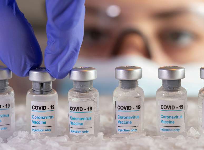 Frascos rotulados como de vacina contra Covid-19 em foto de ilustração
05/12/2020 REUTERS/Dado Ruvic