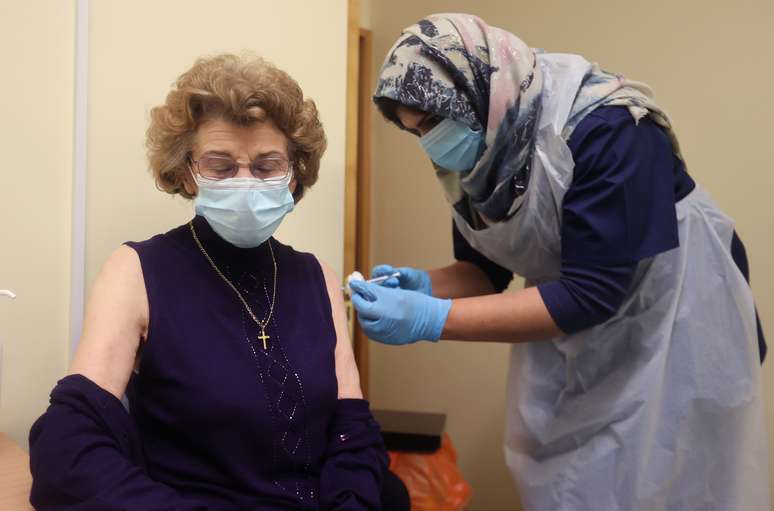 Paciente é vacinada contra Covid-19 em Wolverhampton, no Reino Unido
14/12/2020 REUTERS/Carl Recine