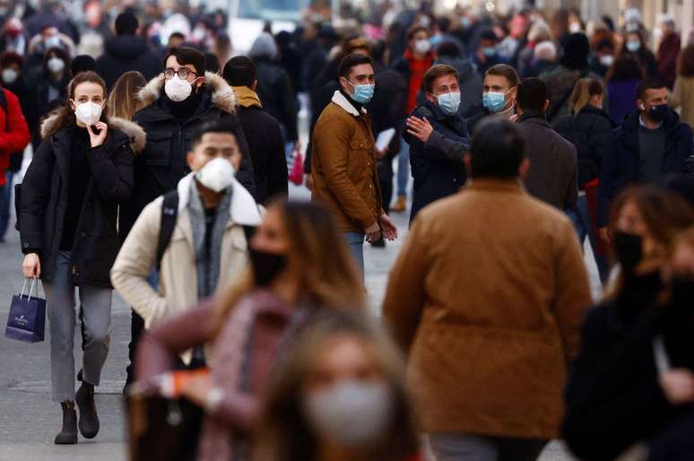 Pessoas usando máscaras caminham em distrito comercial de Roma durante pandemia de Covid-19
15/12/2020 REUTERS/Guglielmo Mangiapane