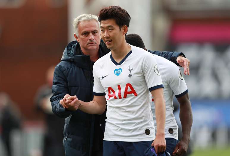 Jos&eacute; Mourinho e Son Heung-min ap&oacute;s partida do Tottenham contra o Crystal Palace pelo Campeonato Ingl&ecirc;s
26/07/2020 Pool via REUTERS/Ian Walton 