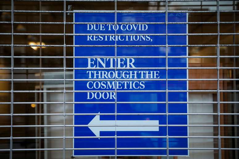 Placa redireciona clientes em loja no Brooklyn, Nova York.  REUTERS/Brendan McDermid