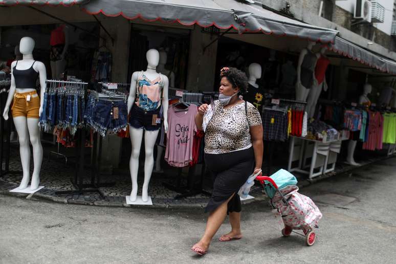 Mulher caminha com máscara no pescoço
19/11/2020
REUTERS/Pilar Olivares