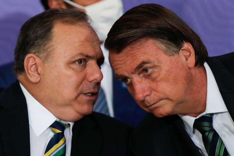 Ministro da Saúde, Eduardo Pazuello, conversa com presidente Jair Bolsonaro durante cerimônia de anúncio da operacionalização do plano de vacinação contra Covid-19 no Palácio do Planalto
16/12/2020 REUTERS/Ueslei Marcelino