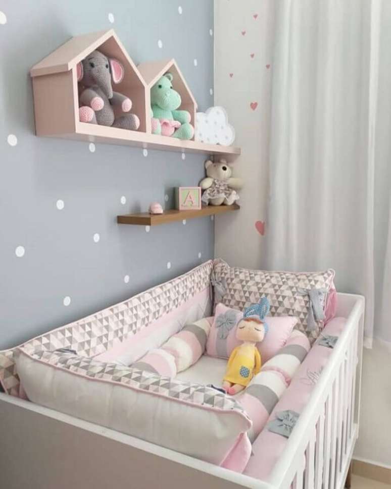 26. Decoração delicada com nicho casinha e prateleiras para quarto de bebê. Fonte: Pinosy