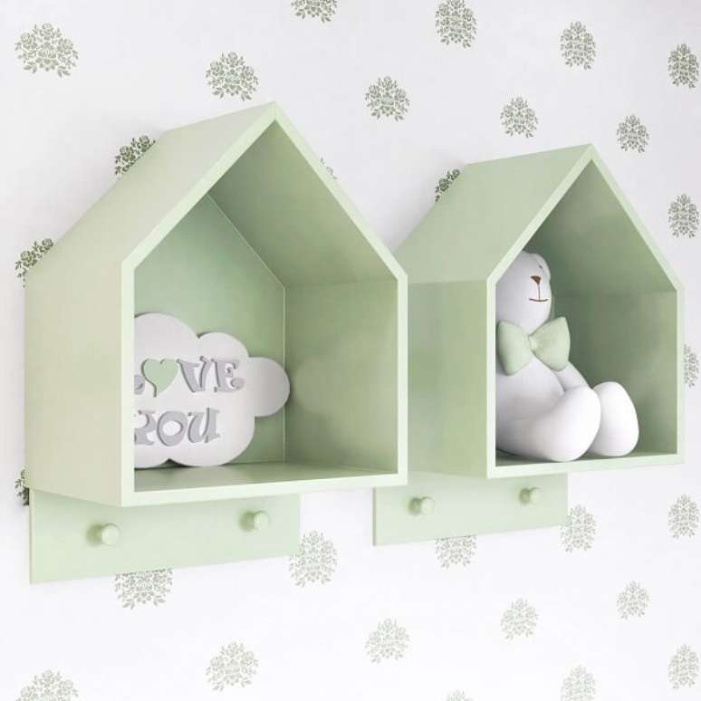 24. Pel&uacute;cias e acess&oacute;rios podem ficar expostos no nicho em forma de casinha. Fonte: Pinterest