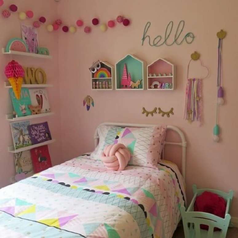 46. Nicho casinha com fundo colorido traz alegria para a decoração. Fonte: Pinterest