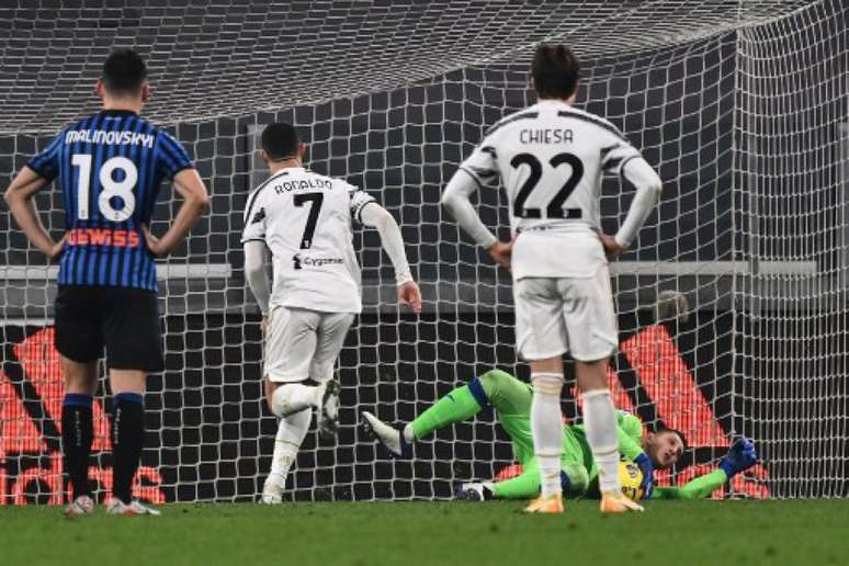 Gollini defendeu o pênalti de Cristiano Ronaldo (Foto: Marco BERTORELLO / AFP)