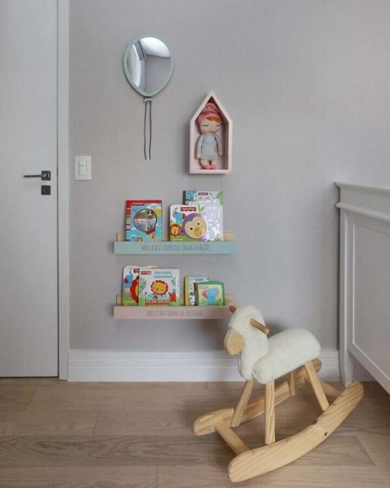 25. A prateleira e o nicho casinha s&atilde;o perfeitos para o quarto de beb&ecirc;. Fonte: Zozu