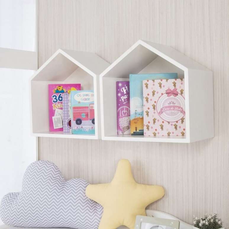 18. Que tal decorar as paredes do quarto de beb&ecirc; com o nicho casinha? Fonte: Pinterest