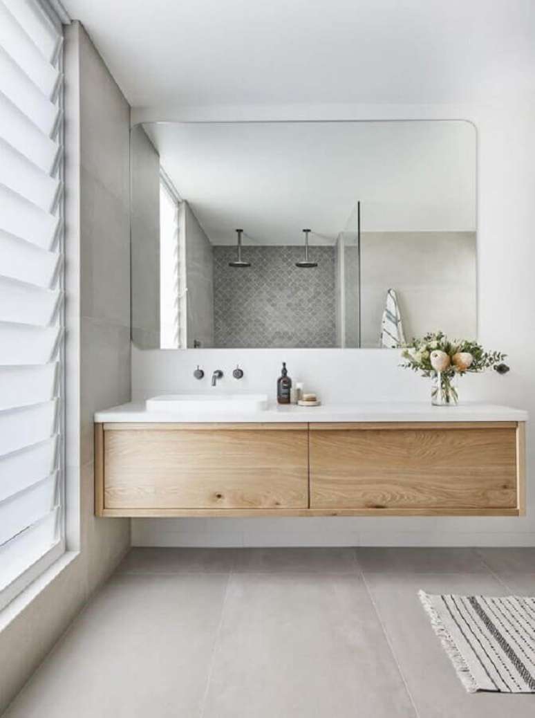 8. Escolha móveis para banheiro minimalista que vão atender suas necessidades, mas lembre-se de evitar excessos – Foto: Jeito de Casa
