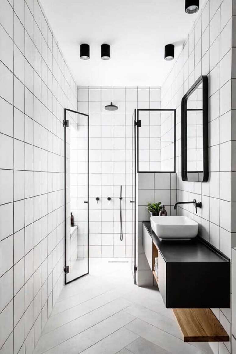 14. Banheiro minimalista pequeno branco e preto – Foto: Ideias Decor
