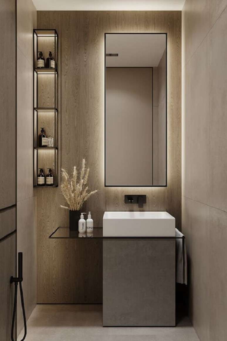 15. Banheiro minimalista pequeno decorado com revestimento de madeira clara – Foto: Behance