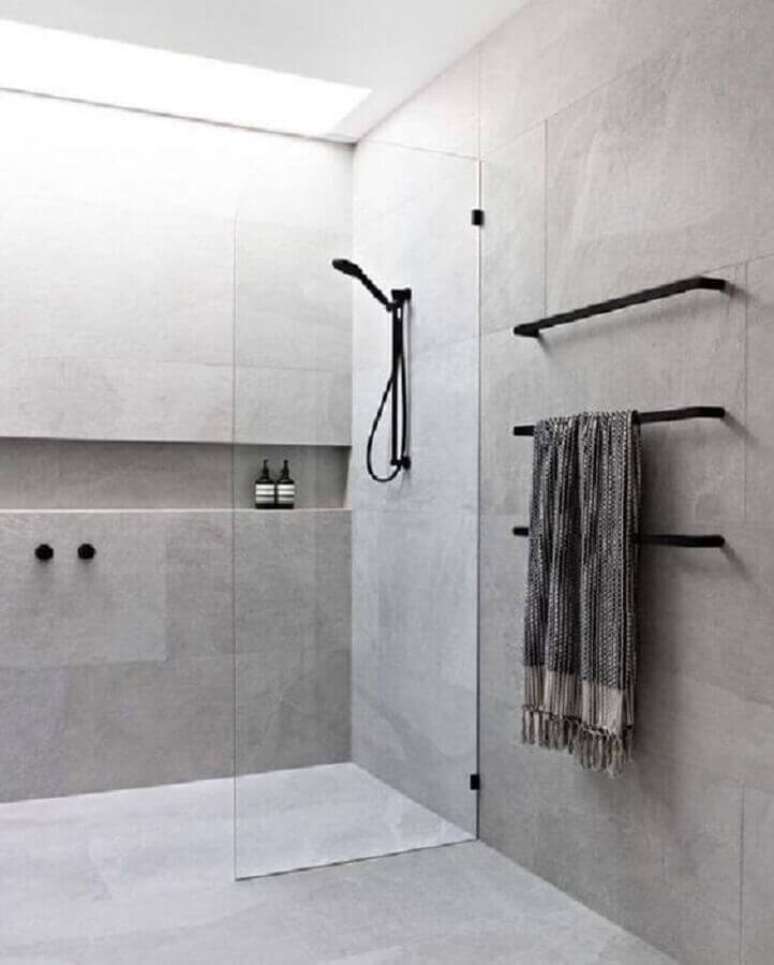 1. O cimento queimado pode acrescentar um toque acolhedor e moderno no banheiro minimalista – Foto: Pinterest