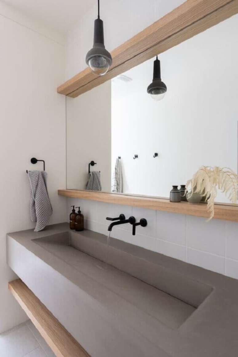 21. Detalhes em madeira garante um toque acolhedor na decoração minimalista para banheiro – Foto: Archilovers
