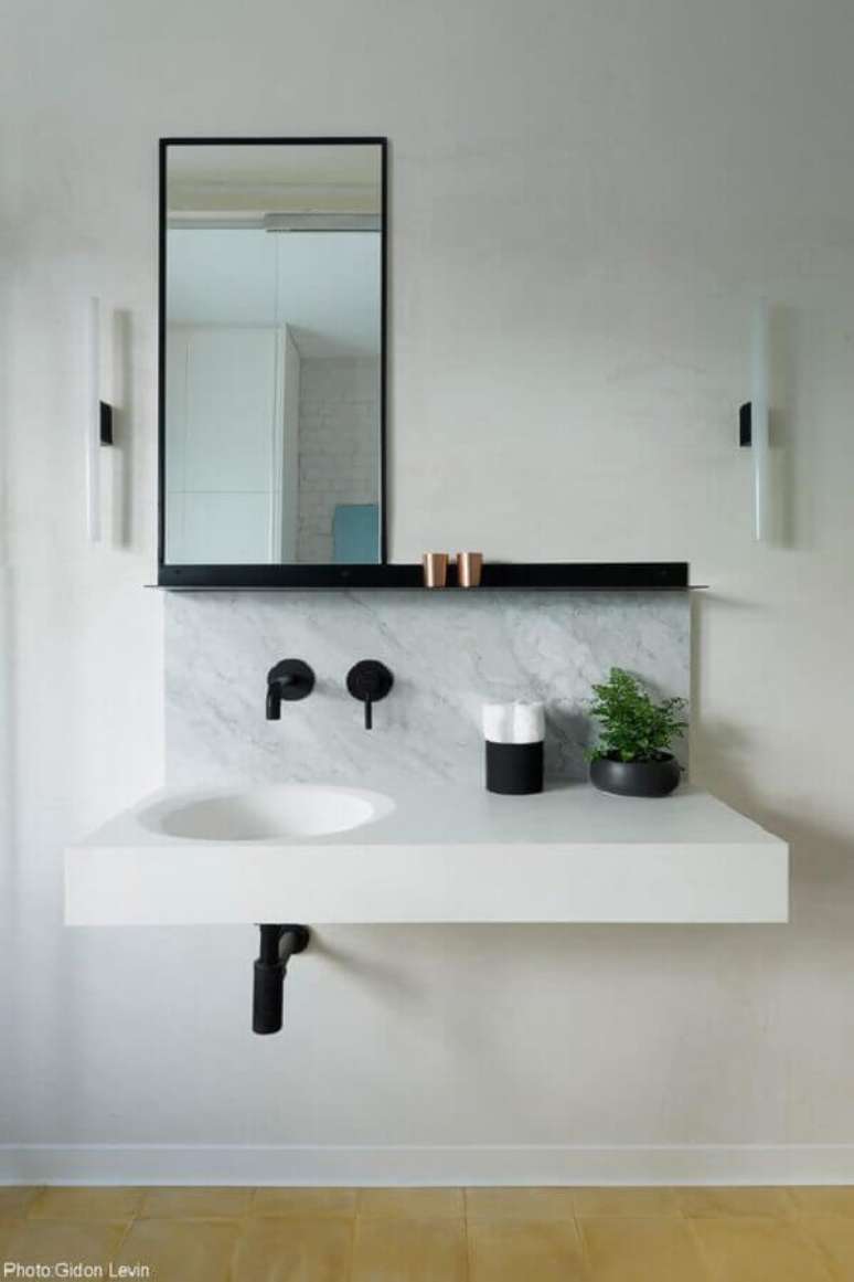 22. Decoração de banheiro minimalista branco com detalhes em preto – Foto: Fineshmaker