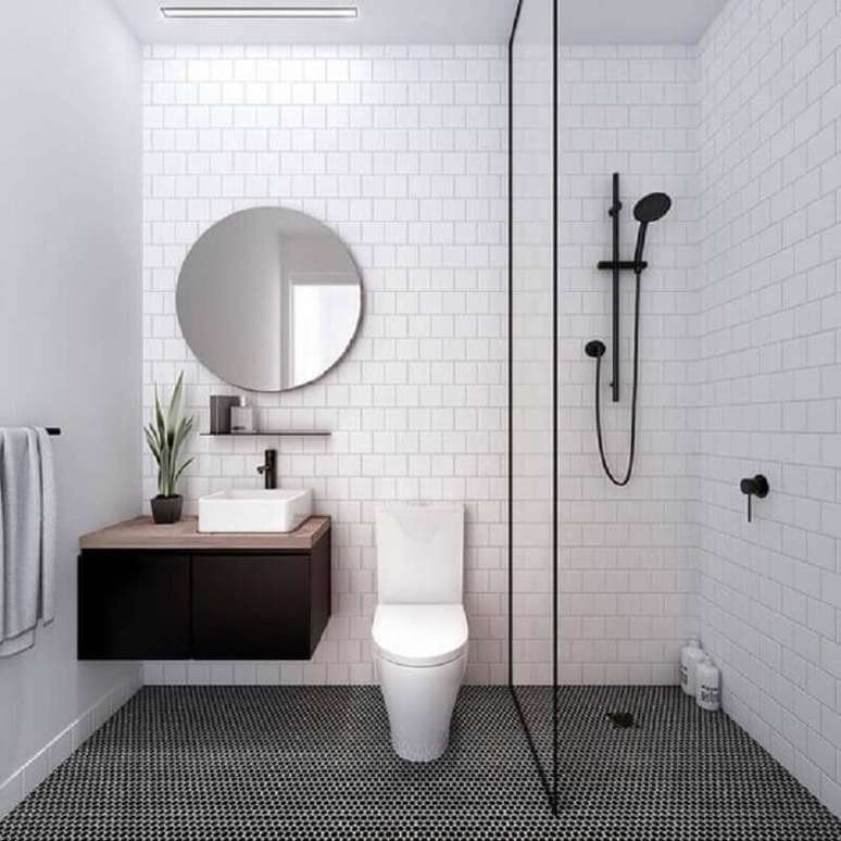 27. Gabinete suspenso e detalhes em metal preto para decoração de banheiro minimalista branco – Foto: Archzine