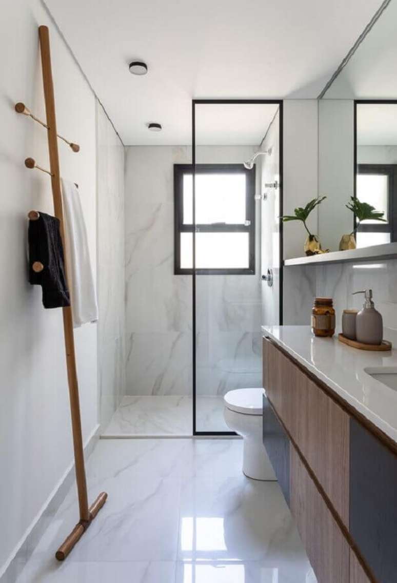28. Decoração de banheiro minimalista pequeno com gabinete de madeira planejado – Foto: Idea!Zarvos