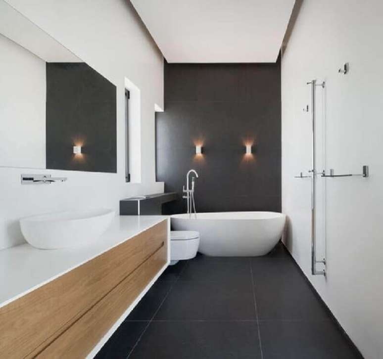29. Decoração de banheiro minimalista preto e branco com gabinete de madeira – Foto: Arkpad