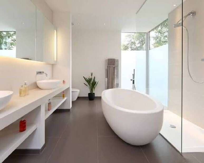 30. Decoração minimalista para banheiro com banheira – Foto: Houzz