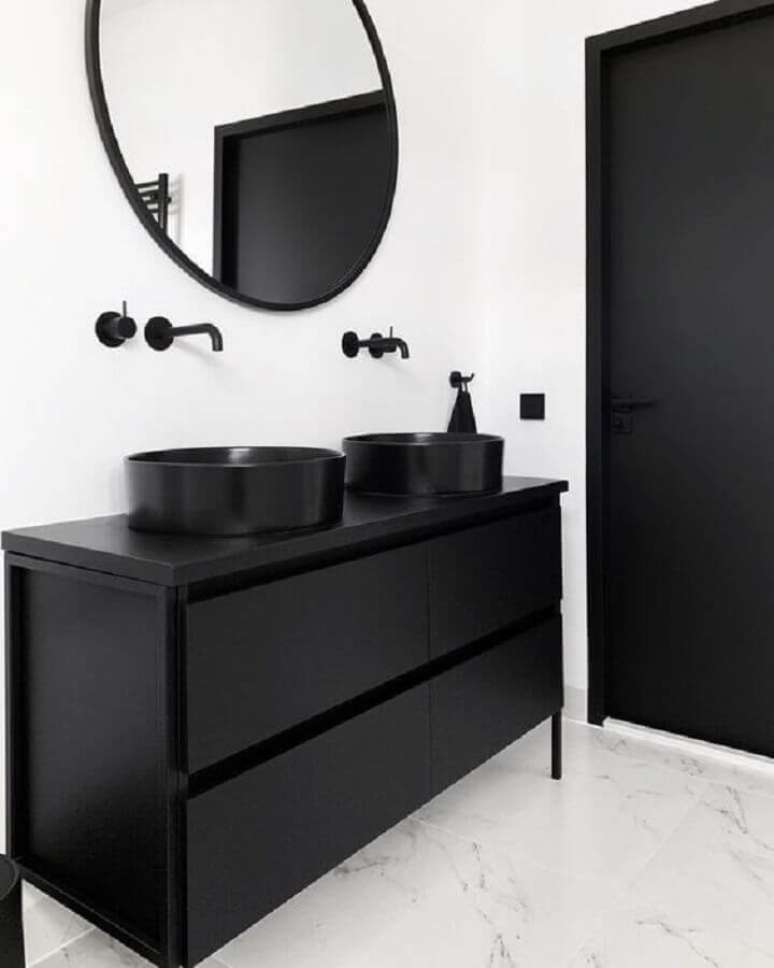 3. Decoração de banheiro minimalista preto e branco com espelho redondo – Foto: Pinterest
