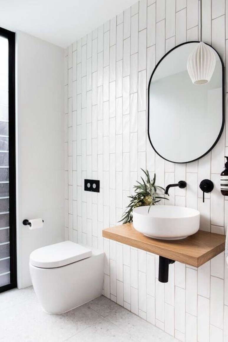 5. O banheiro minimalista decorado passa sensação de limpeza e tranquilidade – Foto: Pinterest