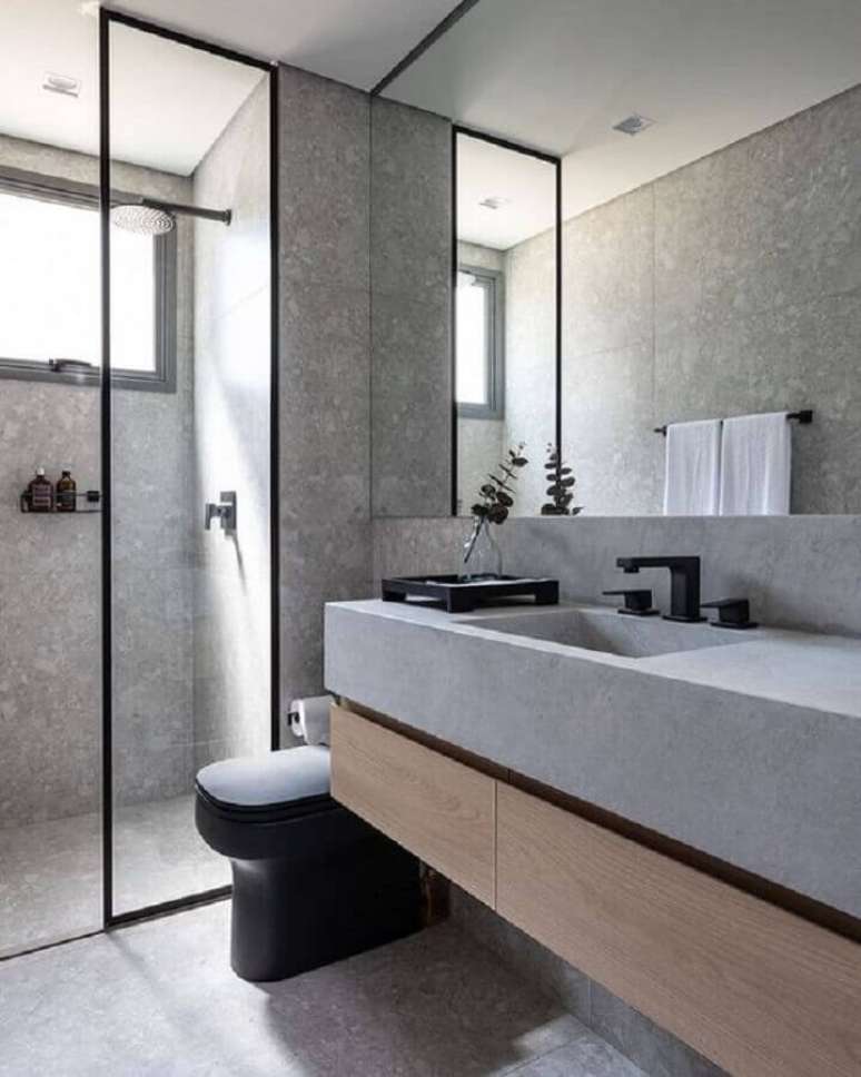 9. Box de vidro para decoração minimalista para banheiro cinza com detalhes preto – Foto: Pinterest