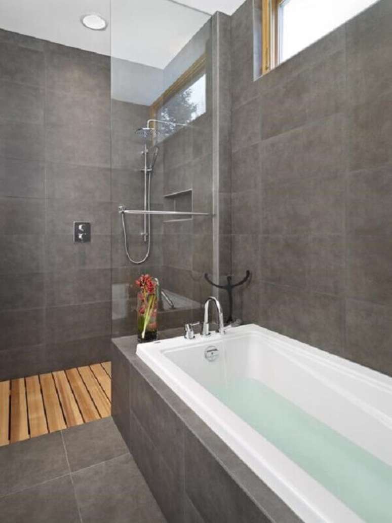 33. Revestimento cinza para decoração de banheiro minimalista com banheira – Foto: Houzz