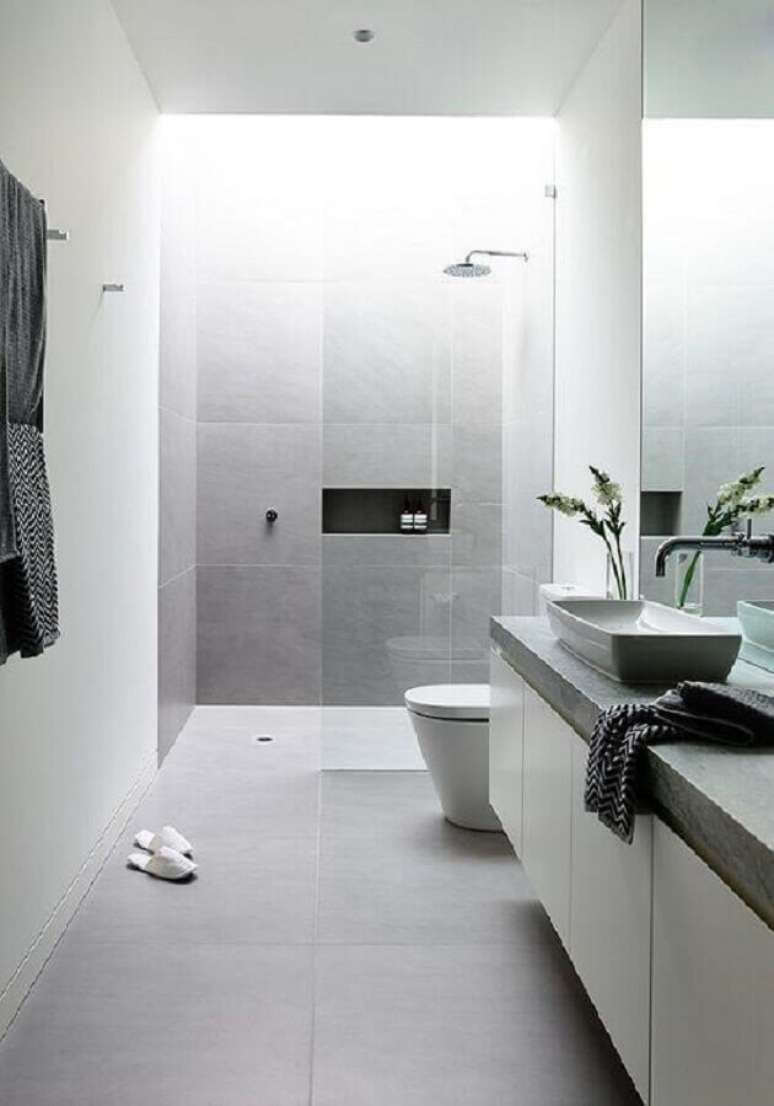 4. A iluminação natural é muito valorizada em projetos de banheiro minimalista – Foto: Manual da Obra