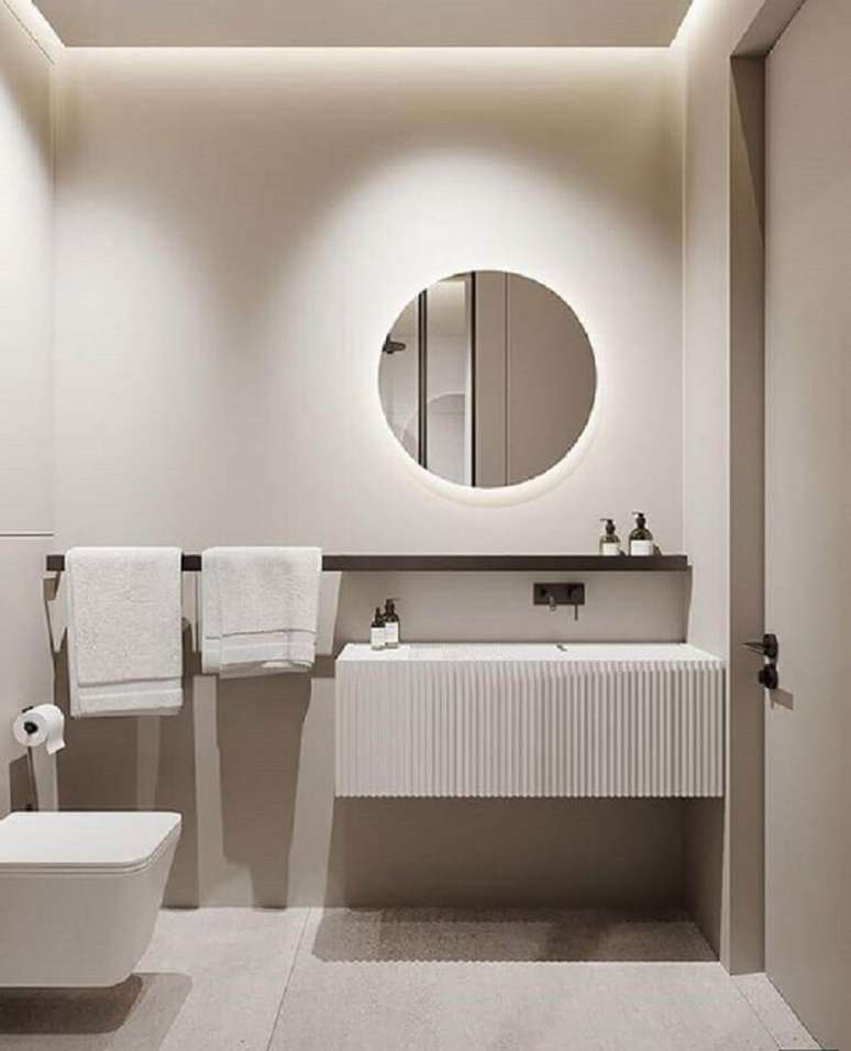 6. Decoração minimalista para banheiro com espelho redondo com iluminação de LED – Foto: Behance