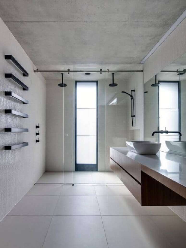 34. Banheiro minimalista grande com bancada planejada – Foto: Home Fashion Trend