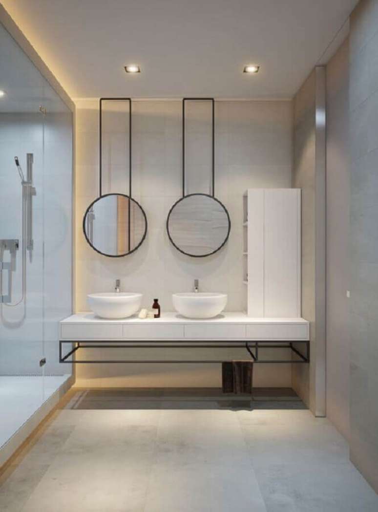 35. Espelho redondo de teto para banheiro minimalista decorado – Foto: Behance
