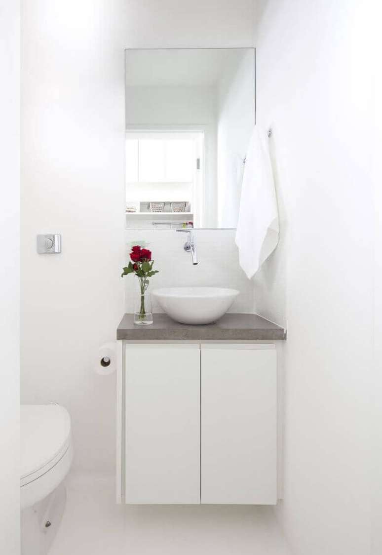 38. Decoração simples para banheiro minimalista pequeno todo branco – Foto: Homify