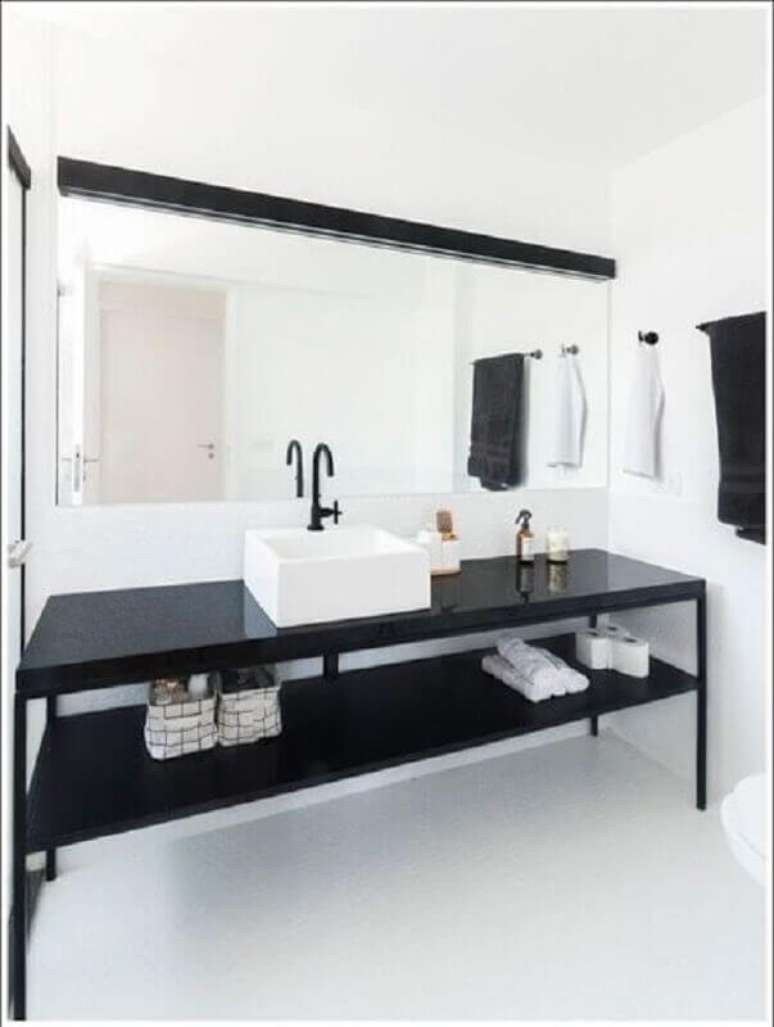 39. Decoração simples para banheiro minimalista preto e branco – Foto: INÁ Arquitetura