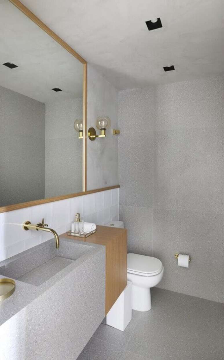 40. Banheiro minimalista cinza decorado com detalhes em madeira – Foto: Arkpad