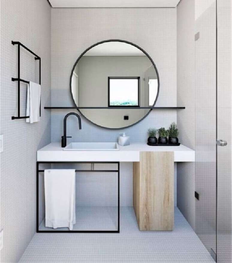 41. Metais pretos para decoração de banheiro minimalista pequeno – Foto: Simples Decoração