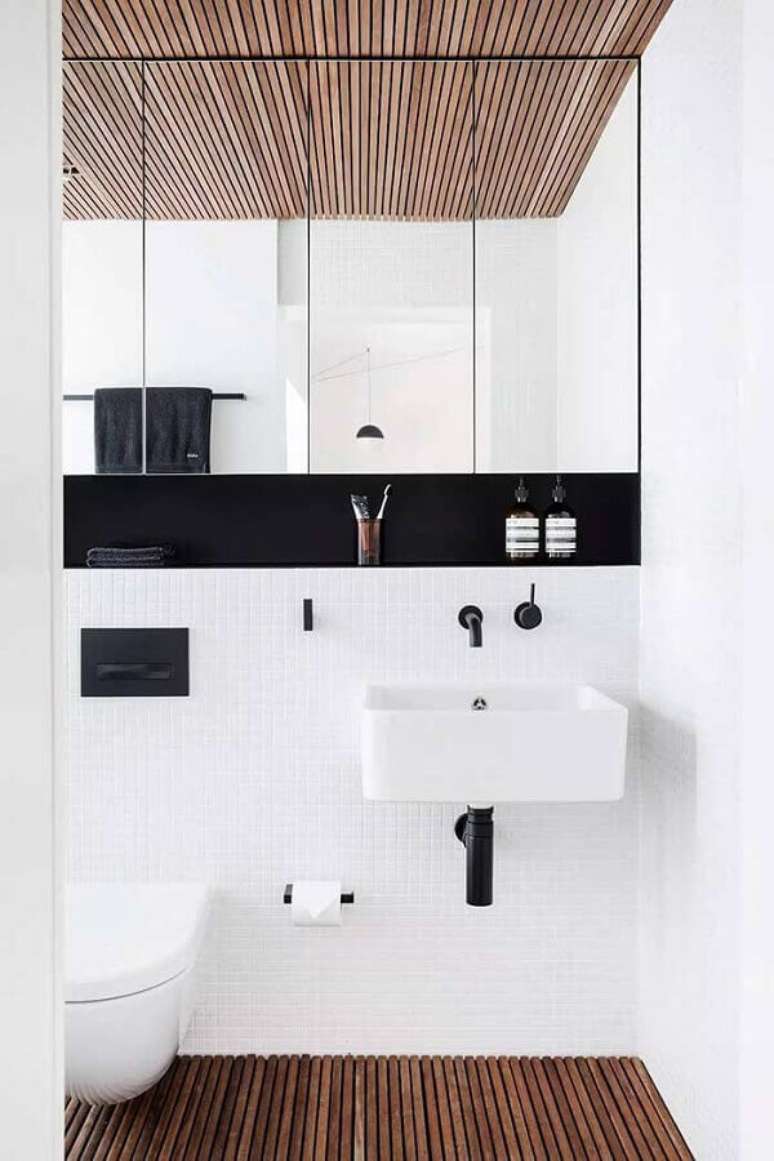 42. Espelheira planejada com nichos preto para decoração de banheiro minimalista branco – Foto: Home Fashion Trend