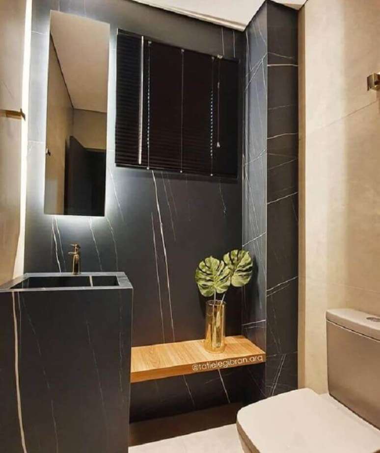 43. Espelho com LED para decoração de banheiro minimalista preto – Foto: Pinterest